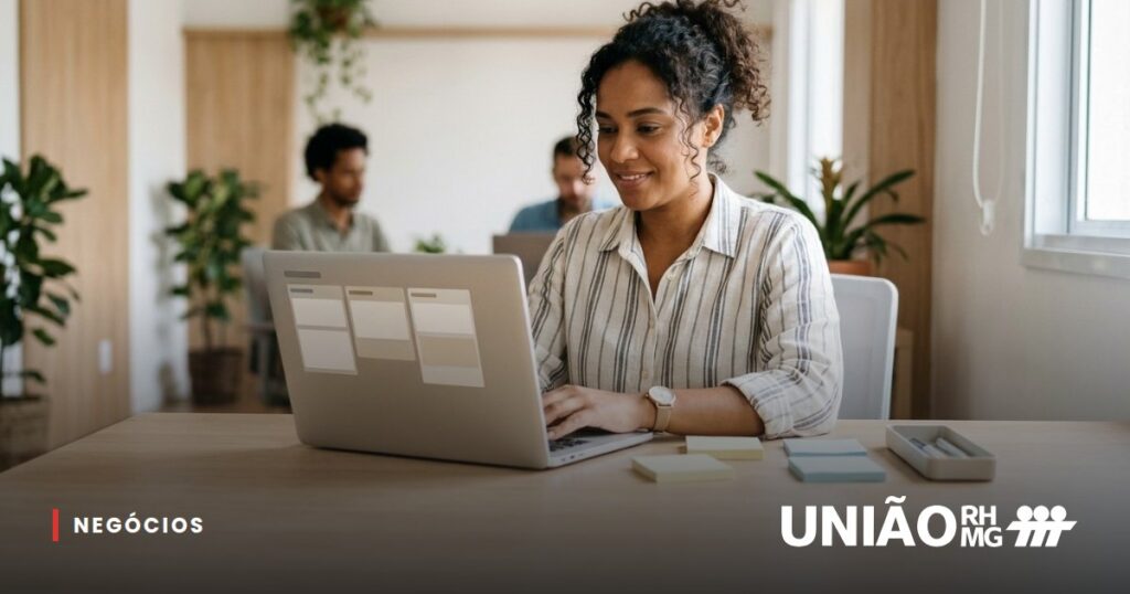 Profissional de RH usando o notebook com um quadro de tarefas na tela