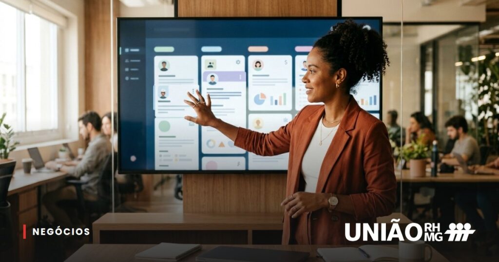 Recrutadora organizando perfis de candidatos em um monitor no escritório