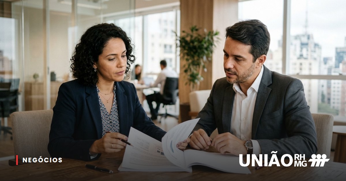 Dois profissionais analisando uma proposta de recrutamento sobre a mesa de reunião