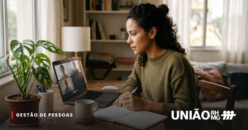 Mulher trabalhando em casa com notebook e caderno em uma mesa organizada