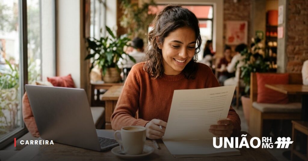 Jovem revisando um currículo impresso com um café e um notebook