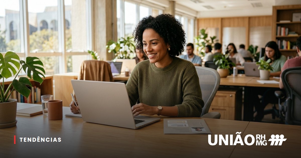 Recrutadora lendo a página de carreiras da empresa e um blog no notebook, em um escritório claro
