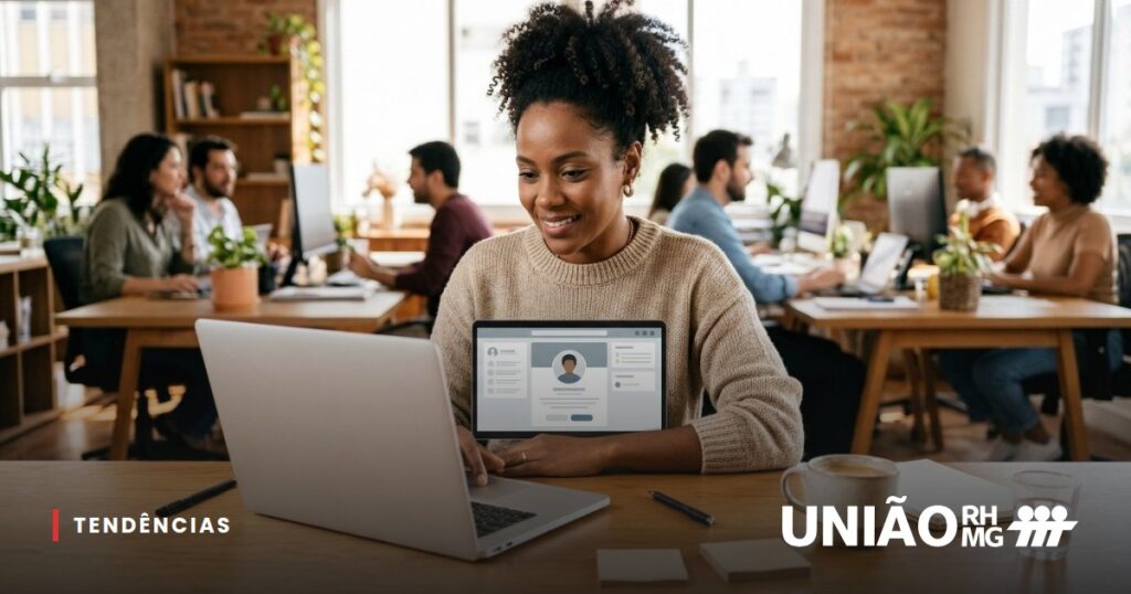 Recrutadora navegando em uma rede profissional no notebook em um escritório iluminado
