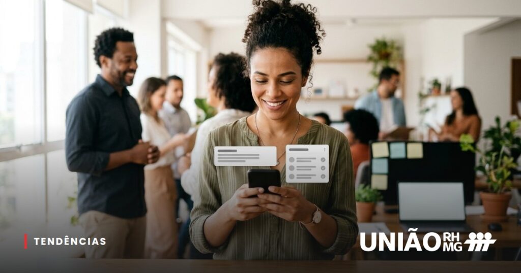 Colaborador consultando o holerite e pedindo férias pelo celular em um ambiente de trabalho claro